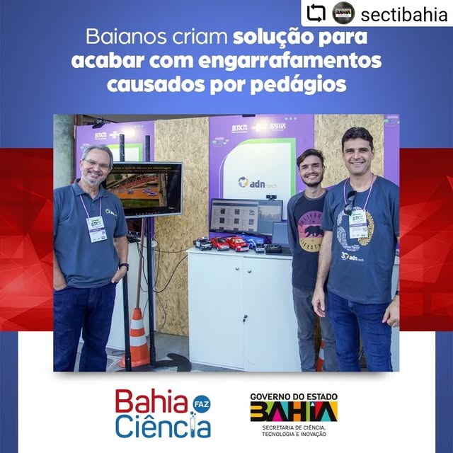 Equipe da ADN.tech no estande com a maquete da solução de pedágio automatizado