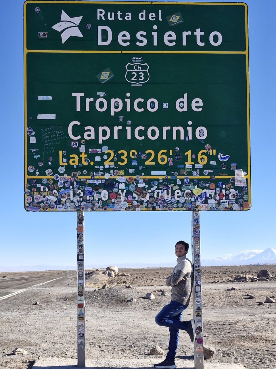 Matheus Ché sob a placa do Trópico de Capricórnio na Ruta del Desierto