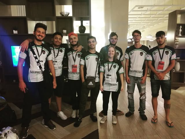 Matheus Ché com o time do Nocaute E-Sports, todos com o uniforme da equipe