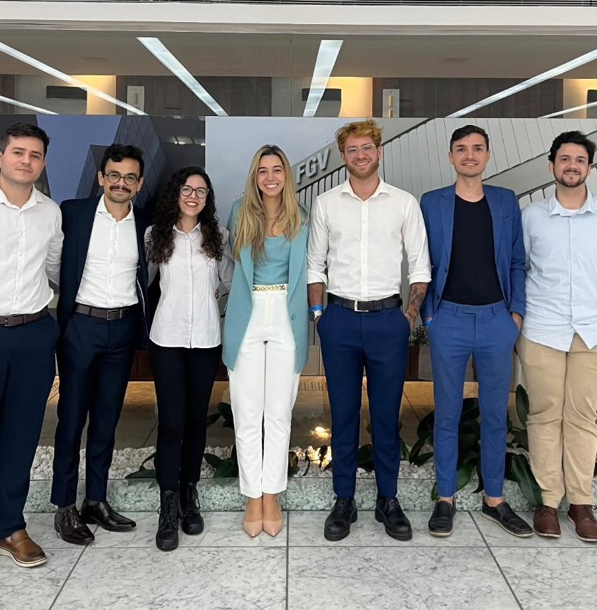 Grupo de oito jovens autores da EnergyC posando no lançamento do caderno na FGV