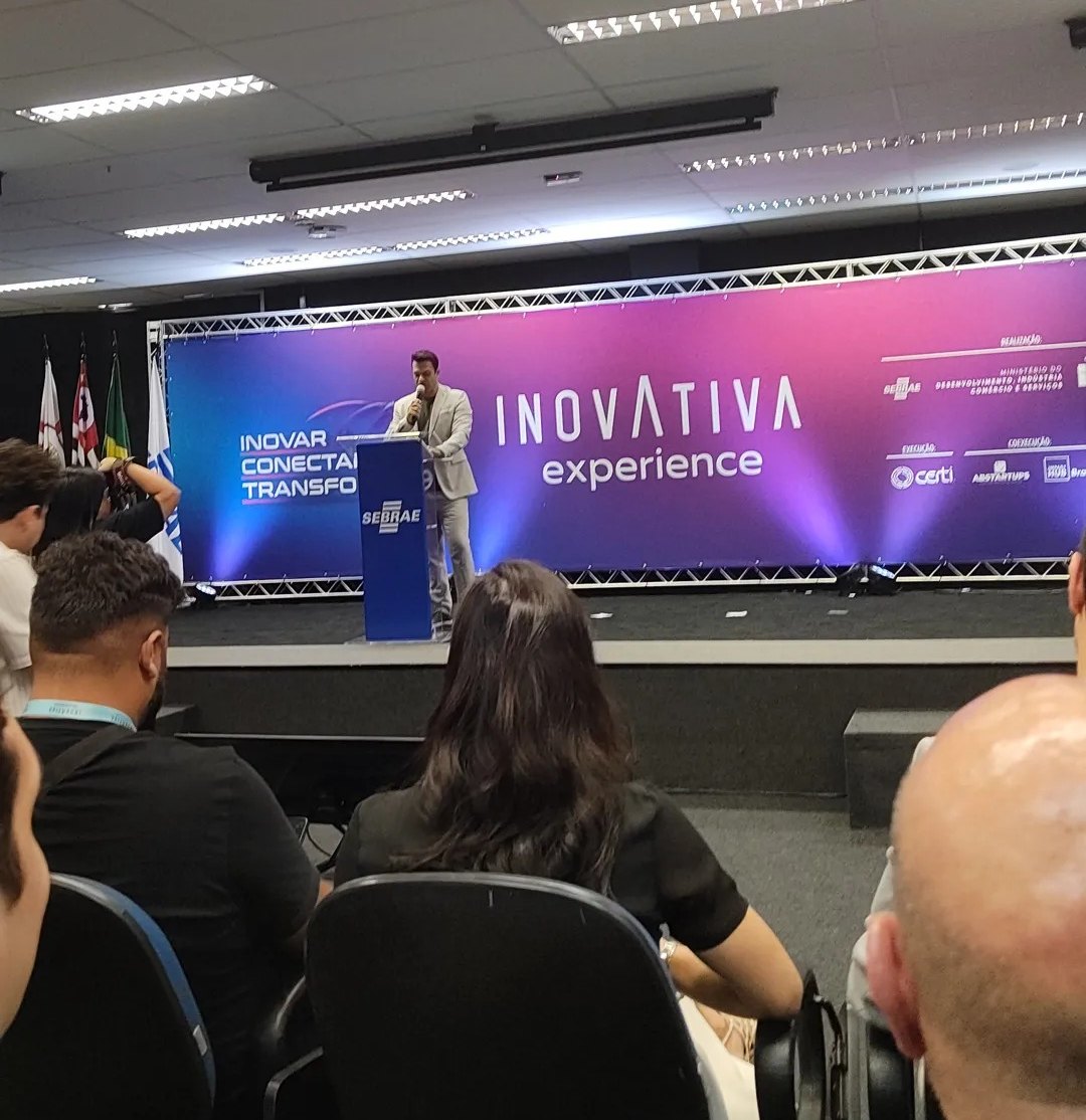 Palco do InovAtiva Experience com o telão da marca e a plateia