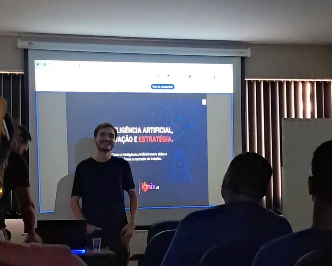 Matheus Ché palestrando diante do slide “Inteligência artificial, inovação e estratégia”