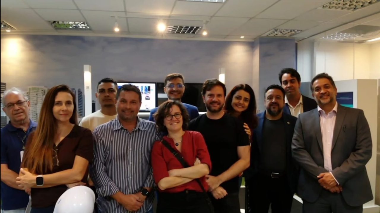 Grupo da visita do MCTI reunido no Living Lab