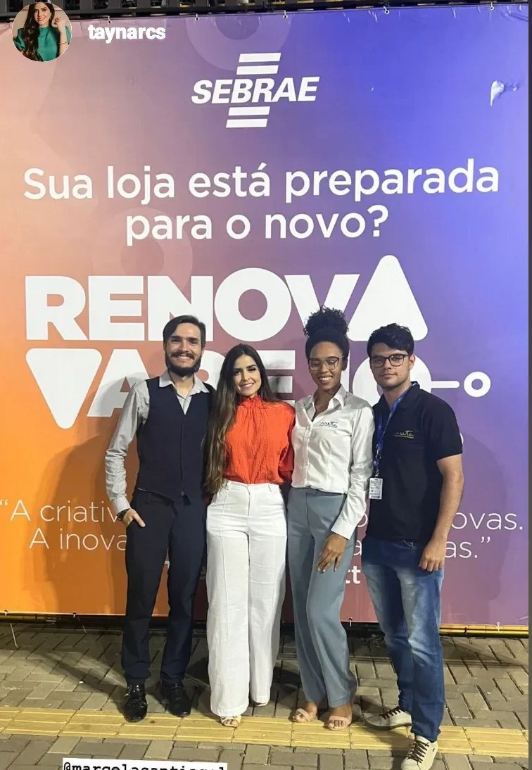 Quatro pessoas diante do banner do Renova Varejo, do Sebrae