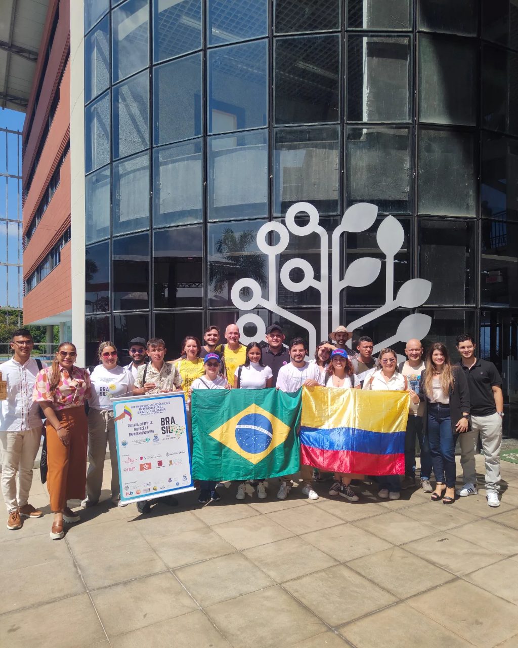 Grupo de universitários com bandeiras do Brasil e da Colômbia
