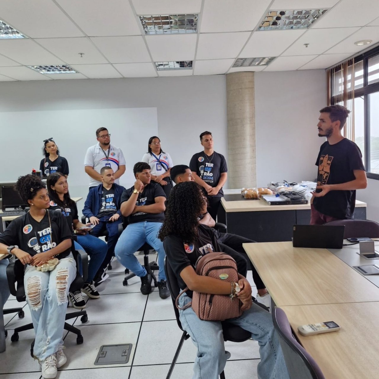 Matheus Ché apresentando para uma turma de estudantes
