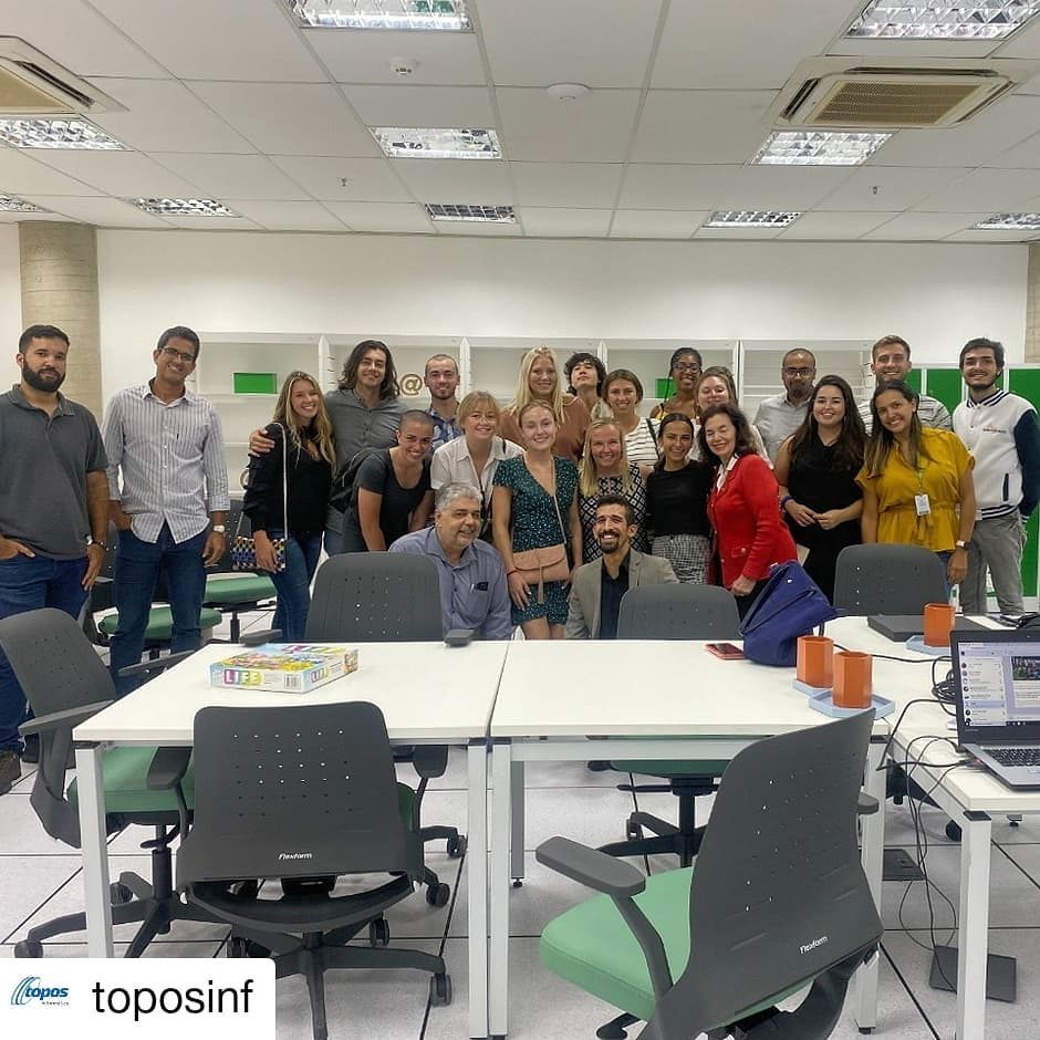 Estudantes reunidos em uma sala de trabalho